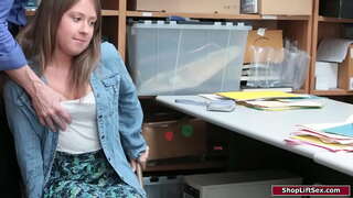 ʰ�색 머리 여자 잡힌 후무리는 그리고 책임자 처벌하는 그녀.그는 더듬어 그녀의 작은 가슴을 지배하는 그녀를 그에게 bj.그는 앞머리 그녀의 음부