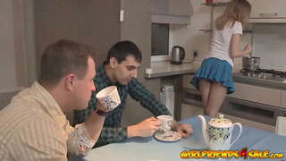 Geile petite teen cuckolds Hire Mann