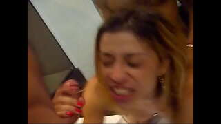 Γυναίκα, δίνοντας ένα pro-business, και ο σύζυγός σας παρακολουθεί