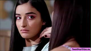 Alana Круз и Емили Вилис го користите секој другите јазик за оргазам