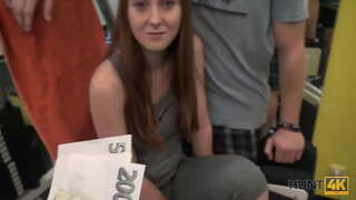 HUNT4K. Cuckold mō te moni ukauka faati&#039;a hunter ki te fuck tona GF i roto i te omaoma kau