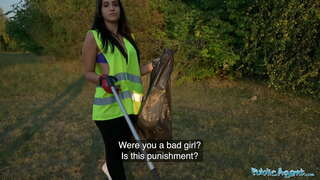 Avalik Agent Jennifer Mendez perses õues Tohutu Kukk