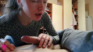 Passievol slordige blowjob van petite tiener, kom skoot