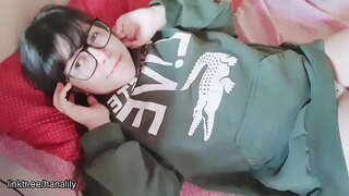 Teen κορίτσι να χαϊδεύει το μουνί της