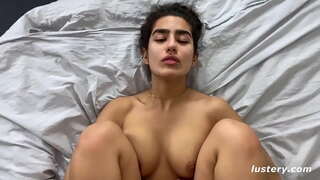 ���ປຣຂາຂອງນາງໃນໄລຍະຫົວຂອງນາງສໍາລັບຊຶ້ເຈາະ