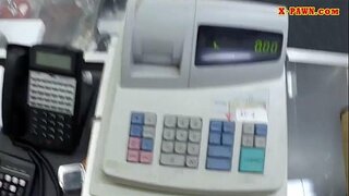 Bionda vende le sue borse e pestate