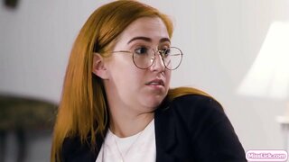 Kuuma blondi ja hänen busty rikos kumppani suunnittelevat heidän seuraava iso kohde.Yhtäkkiä,hänen ehdonalaiseen upseeri saapuu ja tutkia hänen kumppaninsa.He käyttäytyvät kuin pari ja todistaa sen, että upseeri.He alkavat suudella ja nuolee toistensa pillua.