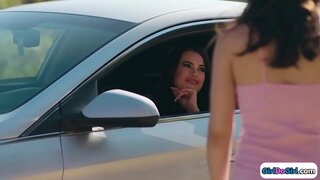 Hiru super beroa unibertsitateko neska egiteko out ohe gainean.Horietako bi zurrupatu bere redhead lagunak enpresa amilotxak aurretik bat licks bere 19yo gfs pussy, berriz, facesitting du redhead.Teen neska jaten pussy, eta gero igurtzi beste batzuk, bakoitzaren pussy arte, cum dute