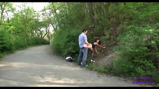 Lehenengo dute elkar ukitu taberna batean, eta, ondoren, joan dira arraio lorategi publikoak